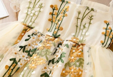 Rochie crem de ocazie cu floricele brodate [4]