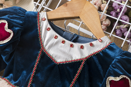 Rochie lungă bleumarin cu inimioare, mărgele cusute și tulle bogat cu steluțe [1]