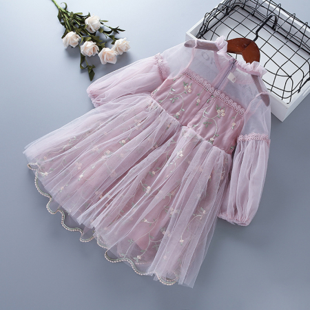 Rochie lungă roz de prințesă cu floricele brodate și detalii transparente [1]