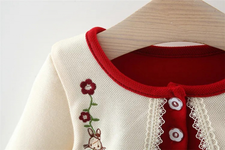 Rochie rosie cu maneci albe si broderie [1]