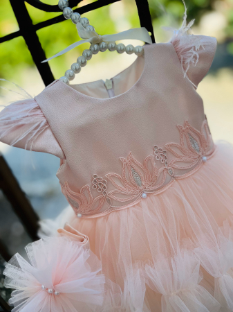 Premium - Rochie de botez roz cu broderie in talie, pene pe umeri si tulle cu volane plus bentita asortata