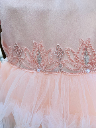 Rochie de botez roz cu broderie in talie, pene pe umeri si tulle cu volane plus bentita asortata [3]