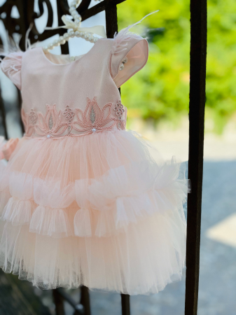 Rochie de botez roz cu broderie in talie, pene pe umeri si tulle cu volane plus bentita asortata [4]