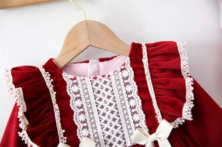 Rochie rosie de catifea cu dantela, volane si fundite [3]