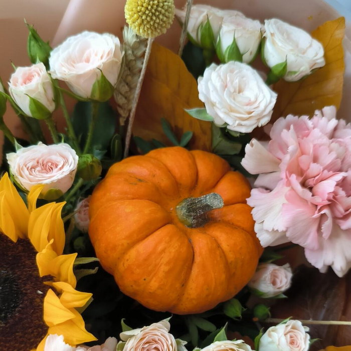 Buchet de Toamnă cu Floarea Soarelui, Dovleac și Miniroze [6]
