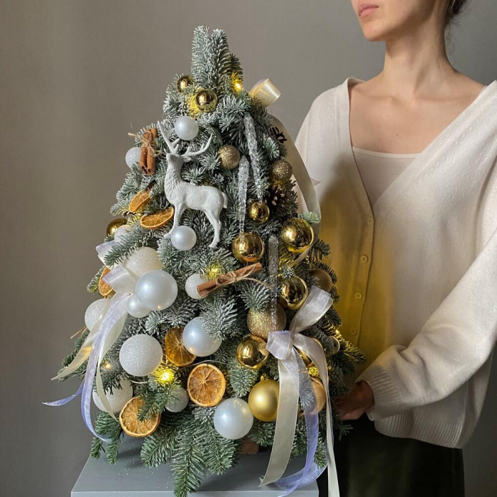 Brad de Crăciun din Nobilis cu Globuri și Accesorii de Sezon [1]