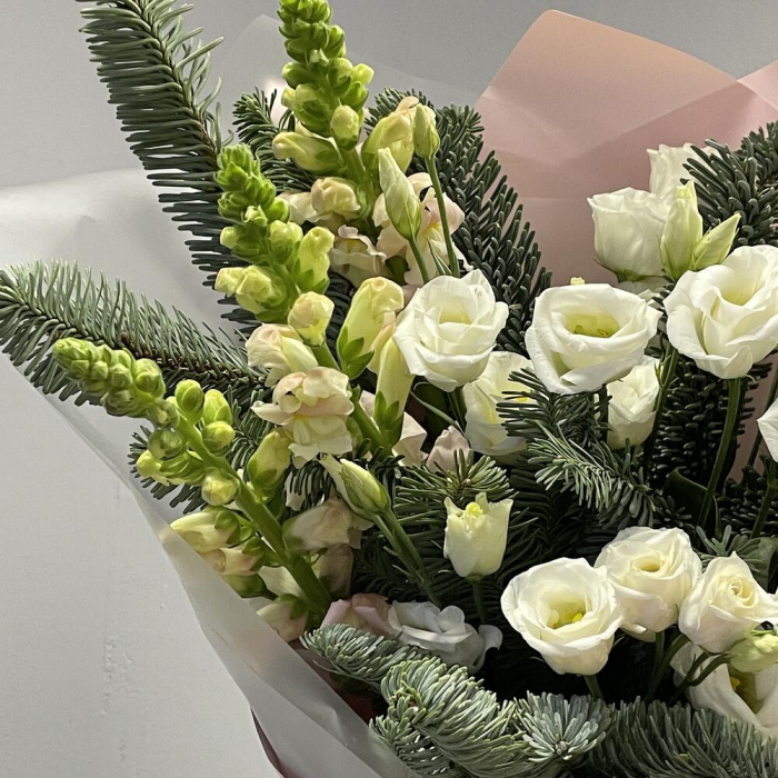 Buchet cu Lisianthus Alb și Brad Natural [2]