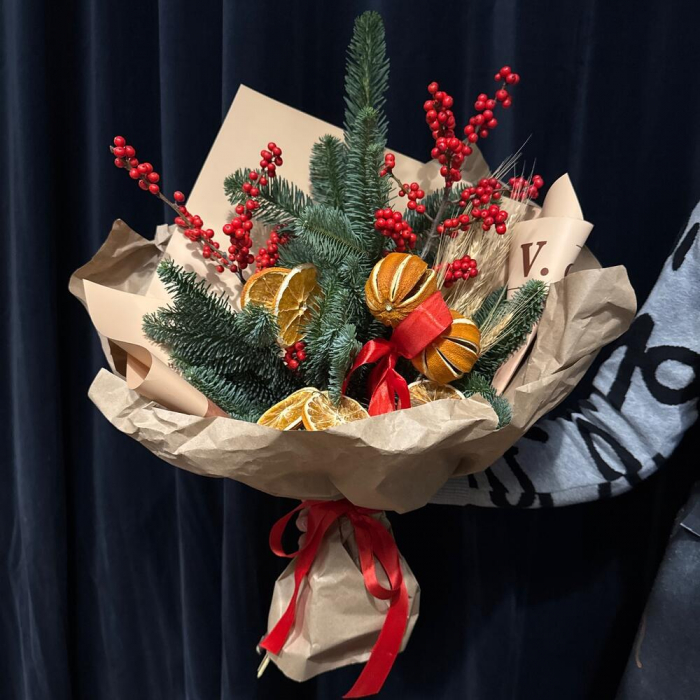 Buchet Parfumat de Iarnă cu Nobilis, Ilex și Portocale [4]