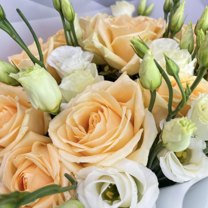 Buchet "Alexandra" cu Trandafiri și Lisianthus [3]