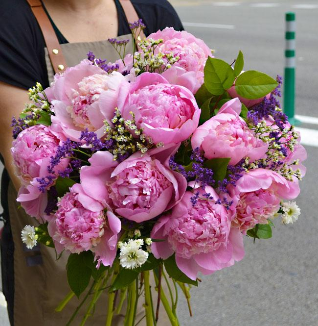 Buchet din 11 Bujori Roz, Limonium și Wax [1]