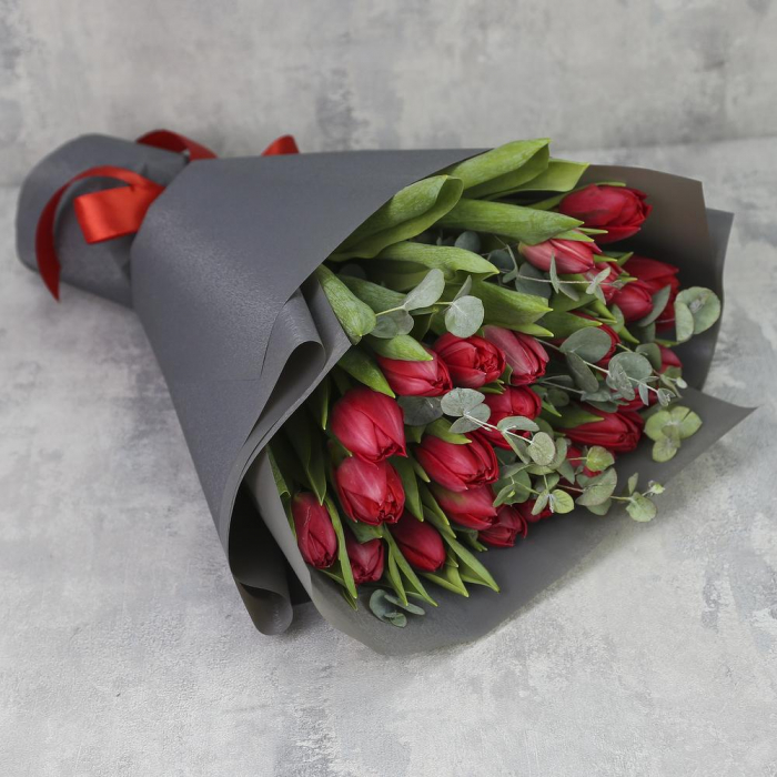 Buchet din 25 Lalele roșii în Hârtie Neagră [2]