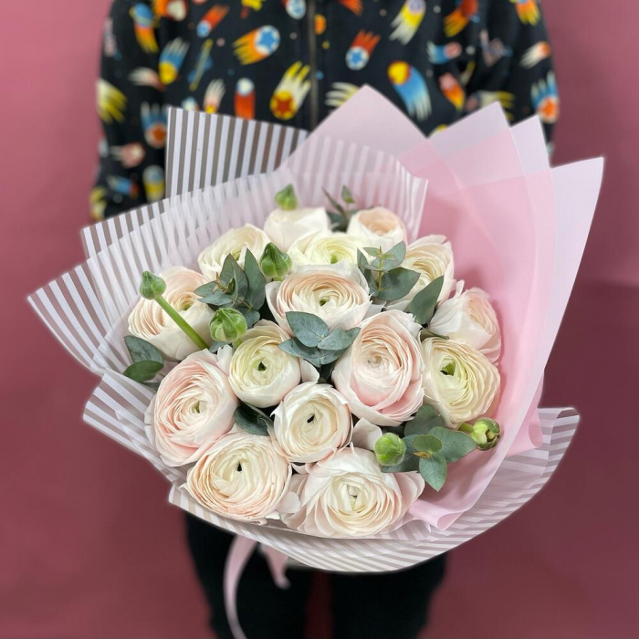 Buchet din 15 Ranunculus Alb și Eucalipt [2]