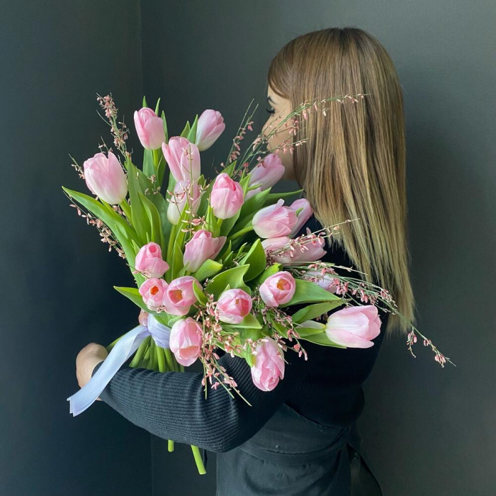 Buchet Delicat cu Lalele Roz și Genista [4]