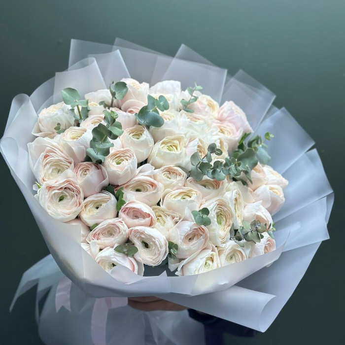 Buchet din 51 Ranunculus Alb și Eucalipt [4]