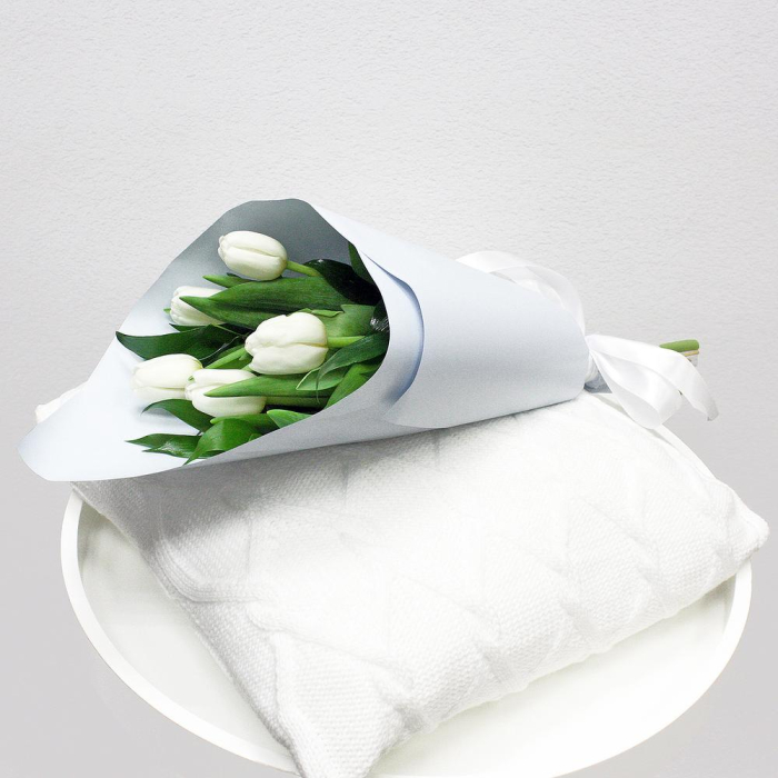 Buchet din 5 Lalele Albe și Verdeață Decorativă [2]