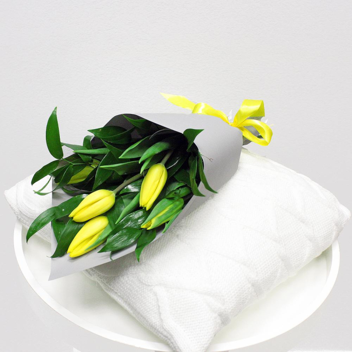 Buchet din 5 Lalele Galbene și Verdeață Decorativă [2]