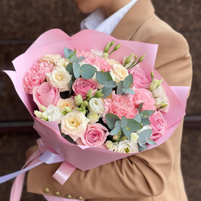 Buchet din Garoafe, Trandafiri și Lisianthus [2]