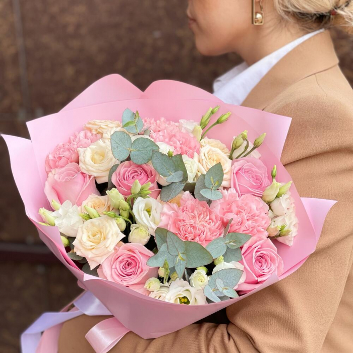 Buchet din Garoafe, Trandafiri și Lisianthus [1]