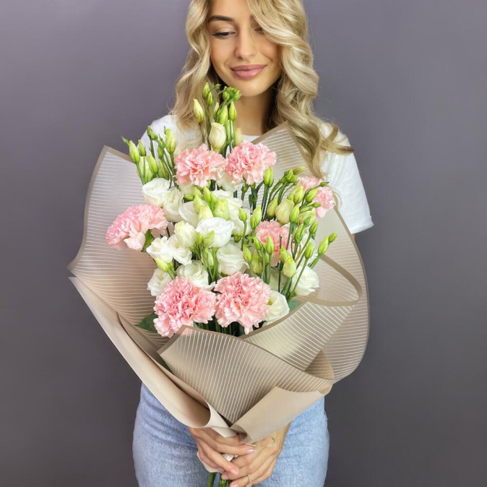 Buchet din Garoafe și Lisianthus de Sfântul Alexandru [5]