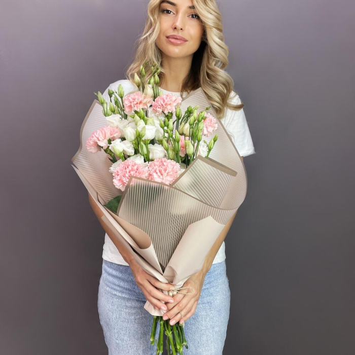 Buchet din Garoafe și Lisianthus de Sfântul Alexandru [2]