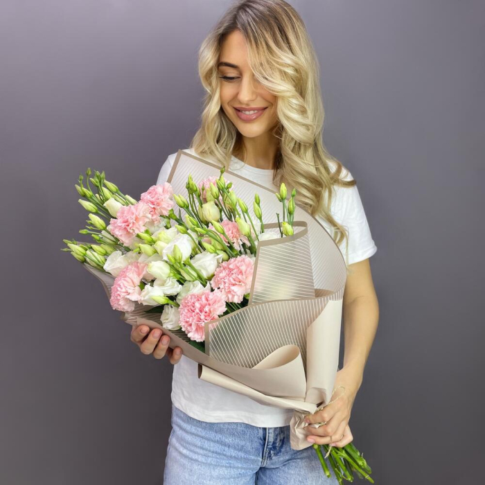 Buchet din Garoafe și Lisianthus de Sfântul Alexandru [3]