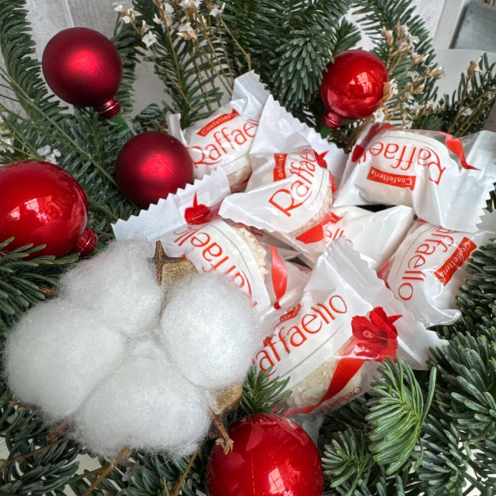 Coș de Crăciun din Brad cu Bomboane Raffaello [3]