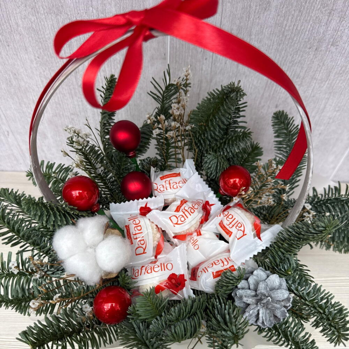 Coș de Crăciun din Brad cu Bomboane Raffaello [2]