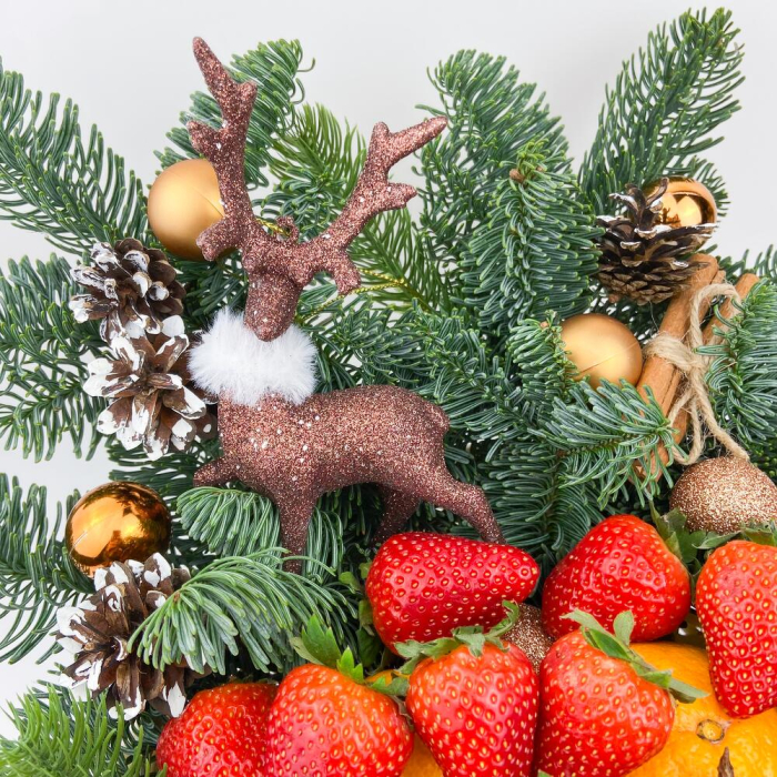 Coș de Anul Nou cu Mandarine, Căpșuni și Decor [2]