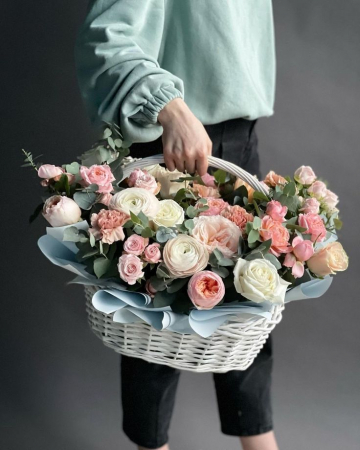 Coșuri Cadou - Aranjament cu Ranuculus si Tros in Cos