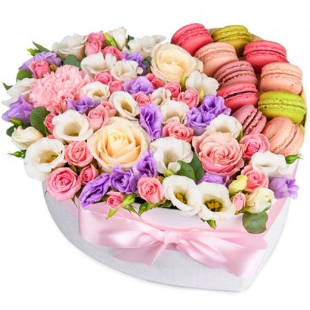 Flori - Cutie în Formă de Inimă cu Flori și Macarons