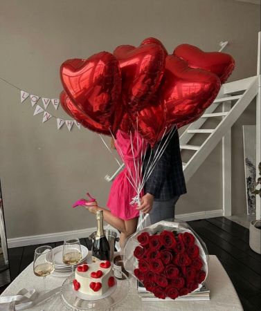 Cadouri - Buchet de Trandafiri și Baloane Inimă pentru Un Valentine's Day de Neuitat