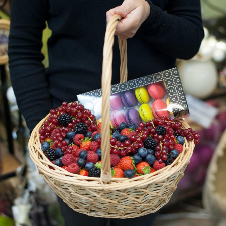 Cadouri - Coș cu Fructe și Macarons pentru Crăciun