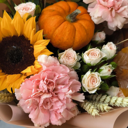 Buchet de Toamnă cu Floarea Soarelui, Dovleac și Miniroze [4]