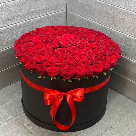 1 Martie - Cutie cu 101 Trandafiri Roșii