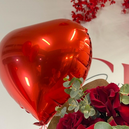 Buchet din Trandafiri și Balon Inimă pentru Valentine's Day [3]
