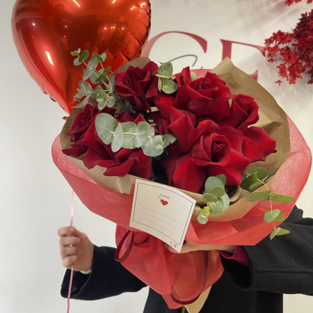 Cadouri - Buchet din Trandafiri și Balon Inimă pentru Valentine's Day