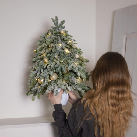 Brad de Crăciun Premium cu decorațiuni aurii și ghirlandă [3]