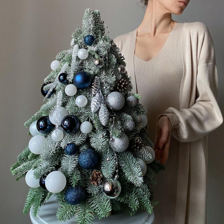 Brad Natural de Crăciun cu Globuri Albe, Argintii și Albastre [3]