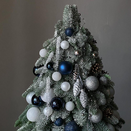 Brad Natural de Crăciun cu Globuri Albe, Argintii și Albastre [1]