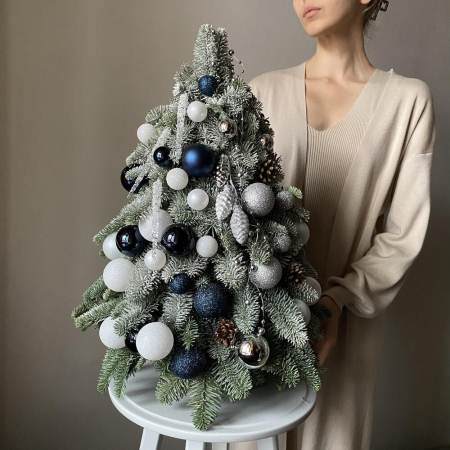 Brazi Naturali de Crăciun - Brad Natural de Crăciun cu Globuri Albe, Argintii și Albastre