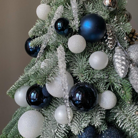 Brad Natural de Crăciun cu Globuri Albe, Argintii și Albastre [2]