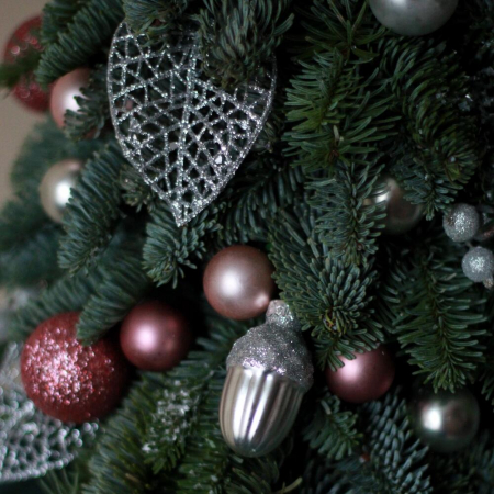 Brad de Crăciun Argintiu cu Roz [1]