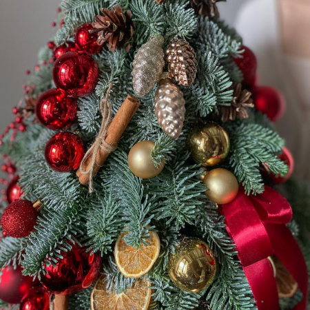 Brad de Crăciun din Nobilis cu Globuri Roșii și Decor de Sezon [4]