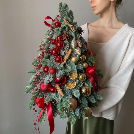 Brad de Crăciun din Nobilis cu Globuri Roșii și Decor de Sezon [3]