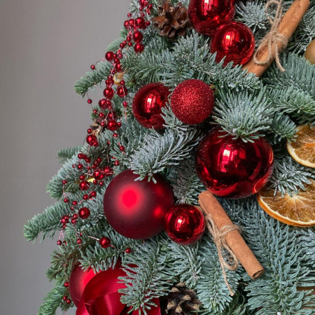 Brad de Crăciun din Nobilis cu Globuri Roșii și Decor de Sezon [1]