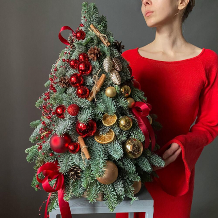 Brad de Crăciun din Nobilis cu Globuri Roșii și Decor de Sezon [2]