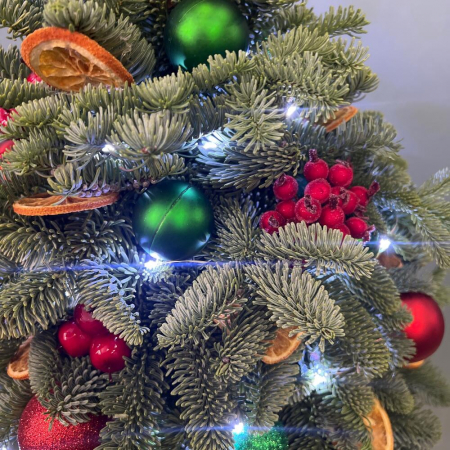 Brad Natural cu Globuri Colorate și Luminițe [2]
