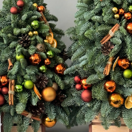 Brad Natural de Crăciun cu Globuri, Conuri și Scorțișoară [3]