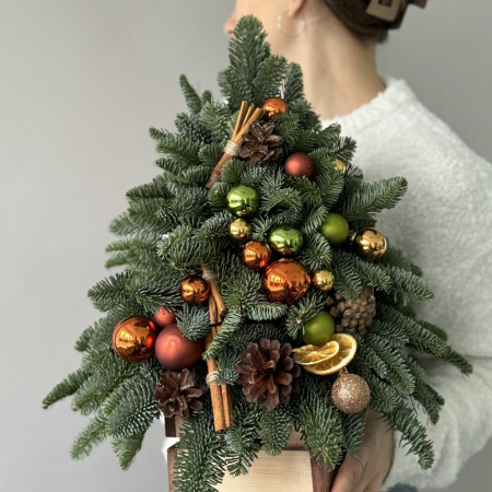 Brad Natural de Crăciun cu Globuri, Conuri și Scorțișoară [1]
