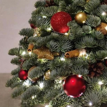 Pom de Crăciun cu Globuri Roșii, Aurii și Luminițe [1]